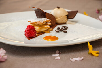 Süßer Nachtisch mit Schokolade und Himbeeren