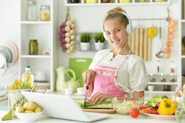 Obraz na płótnie Canvas Portrait of cute girl cooking on kitchen