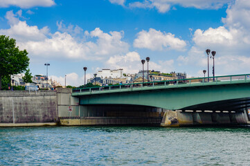 Fototapeta na wymiar It's Bridge over the river Seine