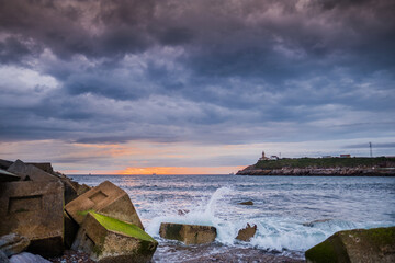 Avilés, Principado de Asturias, España-19/06/2020 Atardece en la bocana de la ría de Avilés...