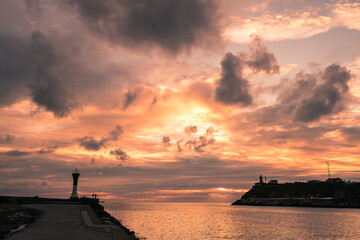 Avilés, Principado de Asturias, España-19/06/2020 Atardece en la bocana de la ría de Avilés...