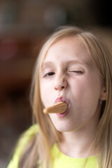 Une belle fille avec glace 