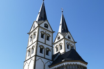 Kirchtürme mit Teil der Apsis im Gegenlicht der St.-Severus-Basilika in Boppard am Rhein