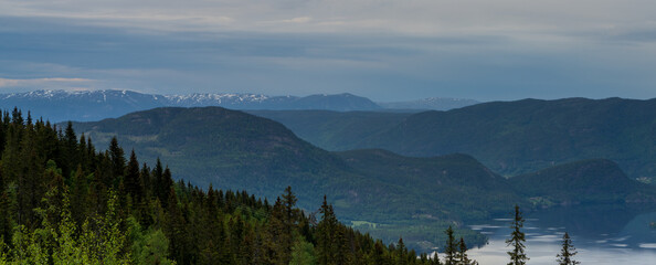 Widok na szczyty górskie w Norfjell znad jeziora Kroderen