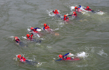 Grupo de rescatistas realizando maniobras de entrenamiento en el agua