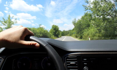 Guidare l'auto in campagna in estate - turismo o pendolare