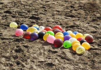 globos de agua en la arena