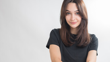 Fototapeta premium Junge hübsche Frau sieht lächelnd in die Kamera