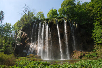 Naklejka premium waterfalls connecting the plitvice lakes in Croatia