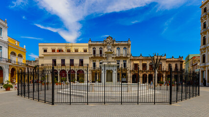 Fototapeta na wymiar Architecture of the Plaza Vieja in Old Havana. UNESCO World Heritage