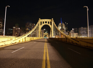Obraz premium Yellow bridge leading to downtown Pittsburgh Pennsylvania.