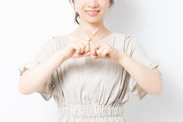 NGのジェスチャーをする若い女性