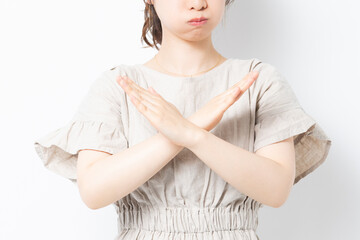 NGのジェスチャーをする若い女性