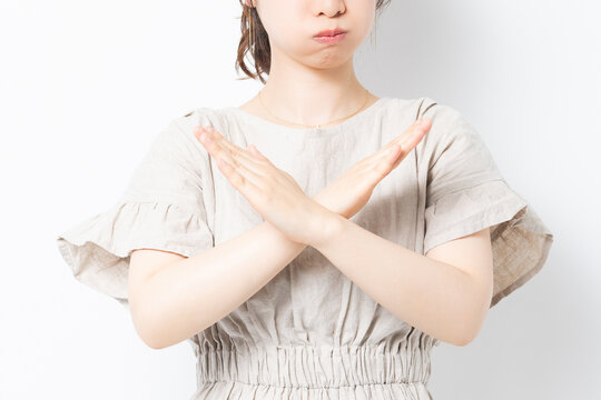 NGのジェスチャーをする若い女性
