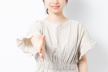 握手で手を差し出す若い女性