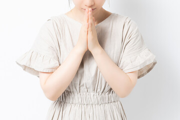 謝る若い女性