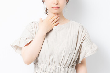 喉が痛い若い女性