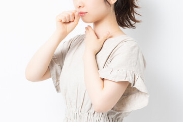 喉が痛い若い女性