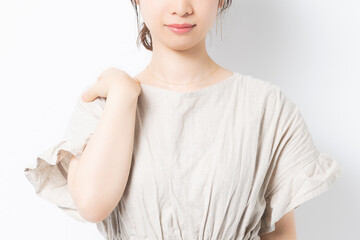 肩に手を当てる若い女性
