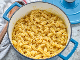 macaroni and cheese baked in dutch oven