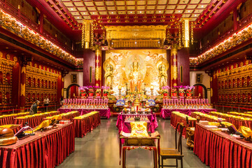 Fototapeta na wymiar SINGAPORE, SINGAPORE - MARCH 12, 2018: Interior of the Buddha Tooth Relic Temple in the Chinatown of Singapore