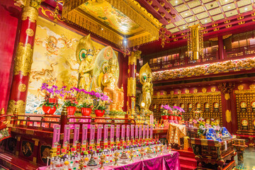 Fototapeta na wymiar SINGAPORE, SINGAPORE - MARCH 12, 2018: Interior of the Buddha Tooth Relic Temple in the Chinatown of Singapore