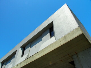 坂川樋門門扉と青空