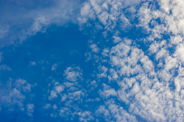 Fototapeta na wymiar The blue sky and white clouds with beautiful patterns