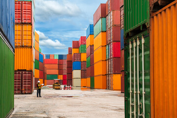 The foreman is checking the loading of the package from the container ship for export.