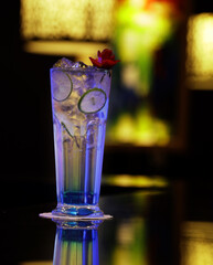 Cold drinks with sliced lime and ice cubes. Served at the bar table.