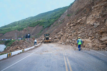 Collapse in the middle of the road with traffic