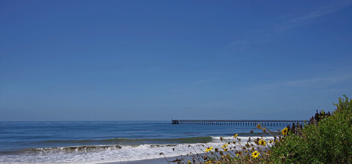 Fototapeta na wymiar Panoramic view of Haskell beach in Goleta in Southern California on a warm and sunny spring day