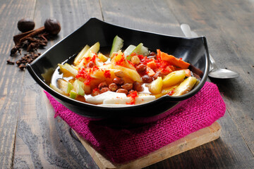 Fruit slices with chili sour sauce sprinkled with peanuts. Consists of cucumbers, sweet potatoes, amberella, jicama, carrots, sweet potatoes, pineapple, guava, mango.