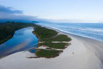 vista aérea da praia de guaratuba incluindo suas casas e a estrada paralela ao mar