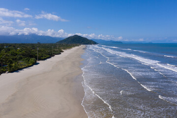 vista aérea da praia de guaratuba incluindo suas casas e a estrada paralela ao mar