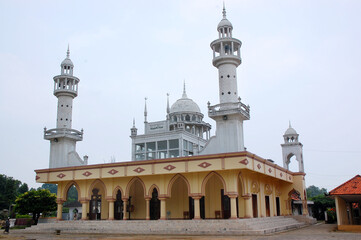 Fototapeta na wymiar Indonesia is known for its majority Muslim community, so wherever a beautiful mosque can be found