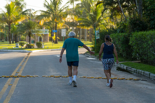 casal da terceira idade caminhando juntos em tarde ensolarada