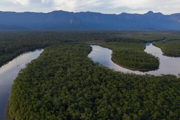 caminhos percorridos pelo rio com suas curvas, montanhas, vegetação e barco navegando