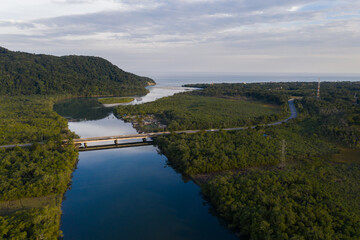 imagem aérea da ponte sobre o rio e a estrada cortando a vegetação
