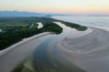 vista do encontro das aguas do rio itaguare com o mar
