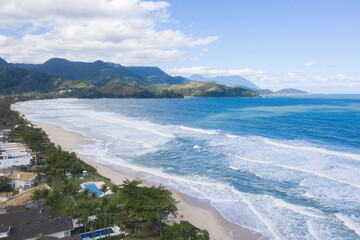 imagem aérea da praia da baleia, litoral norte de são paulo