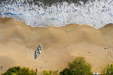imagem aérea de uma linda praia com dois barcos 