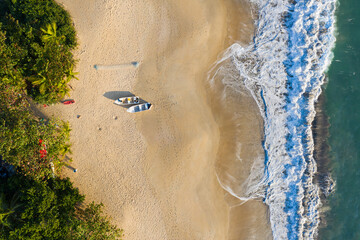imagem aérea de uma linda praia com dois barcos 