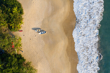 imagem aérea de uma linda praia com dois barcos 