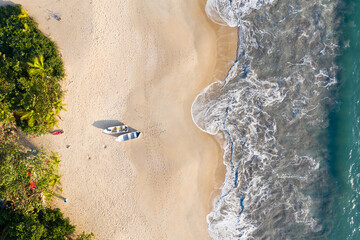imagem aérea de uma linda praia com dois barcos 