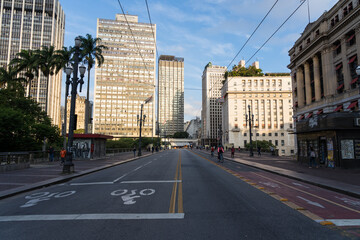 Imagem do centro da cidade com ruas vazias durante a quarentena e pandemia