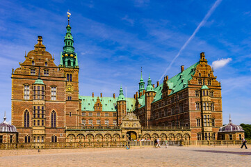 Obraz premium Frederiksborg Palace or Castle, a palace in Hillerod, Denmark. Former royal residence for King Christian IV and now a museum of national history.