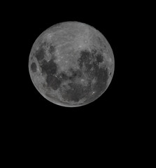 La "Súper Luna Rosa" vista desde Santiago de Chile, el 7 de abril de 2020.