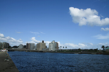 片瀬江ノ島駅近くの川風景