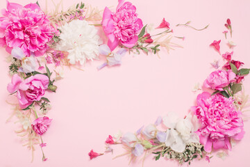Obraz na płótnie Canvas beautiful flowers on pink paper background